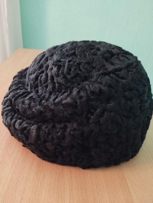 Хутряна жіноча шапка