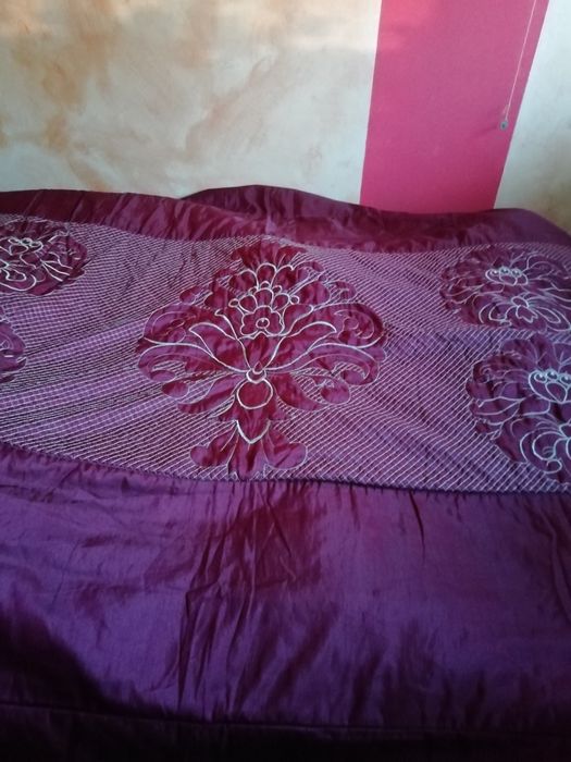 Dwustronna narzuta na łóżko