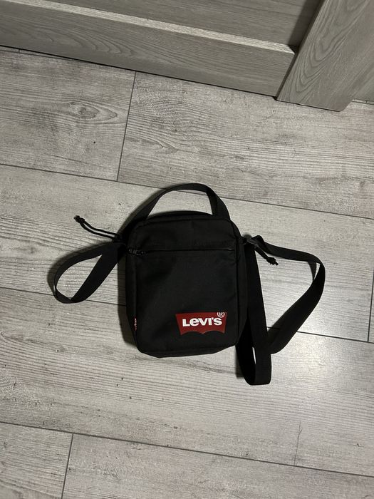 Сумка levi’s.