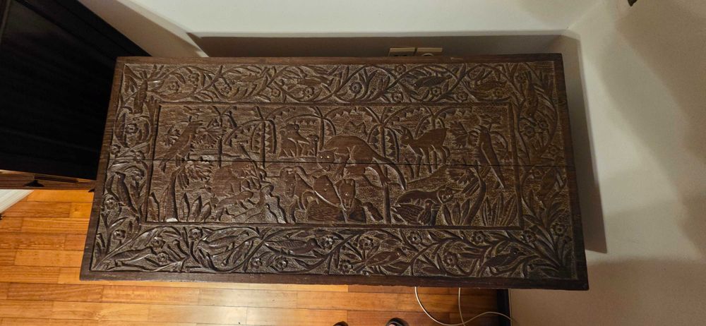 Vendo arca em madeira trabalhada em alto e baixo relevo, proveniente de Moçambique, com ferragens, em bom estado