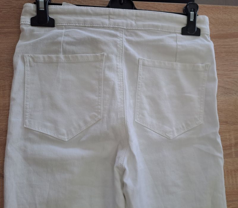 Spodnie białe skinny z dziurami. Sinsay. Rozmiar 40. Stan idealny