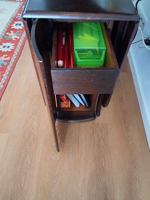 Mesa antiga em nogueira