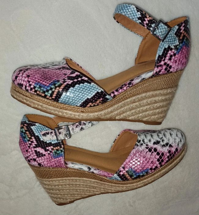 Buty na koturnie,  na obcasie.