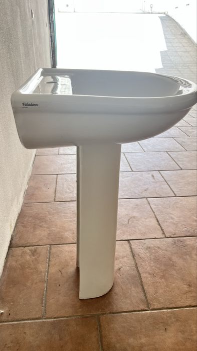 Lavatório com coluna
