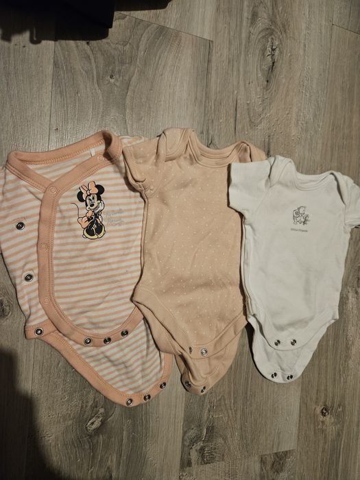 Zestaw 3 dziewczęcych body z krótkim rękawem.  Rozmiar 56