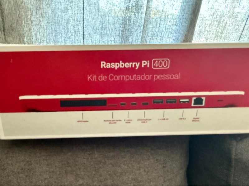 Raspberry Pi 400 Kit Computador (Layout PT)