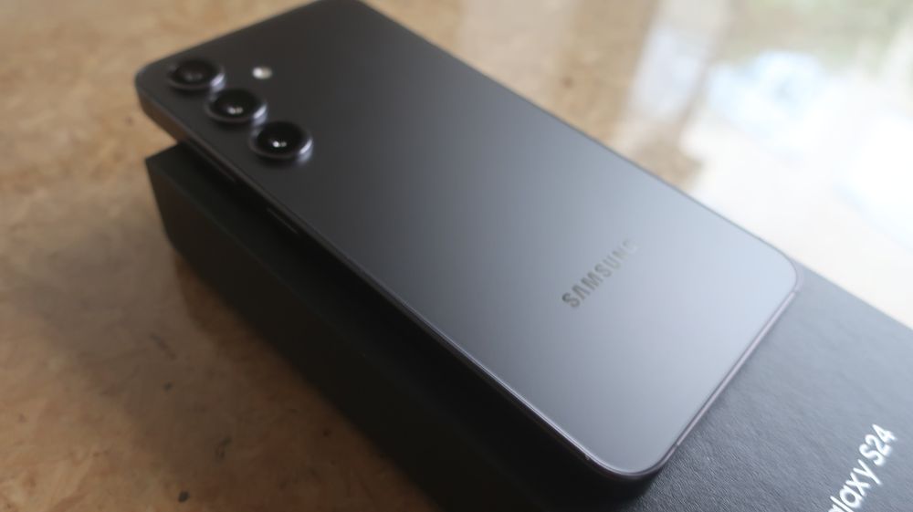 Samsung Galaxy S24 (só 20x carregado)