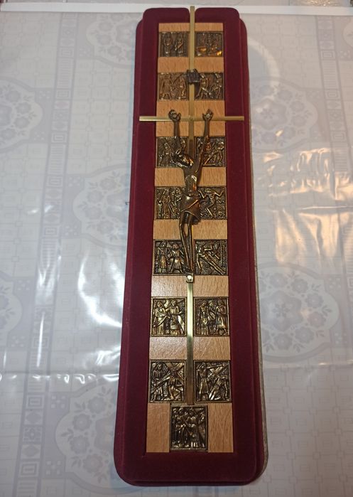 Krzyż wiszący ze stacjami drogi krzyżowej