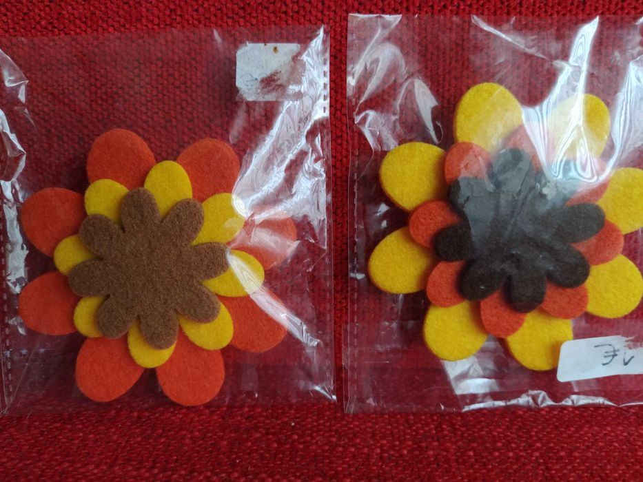 Conjunto de 2 pregadeiras formato flor diâmetro 8cm