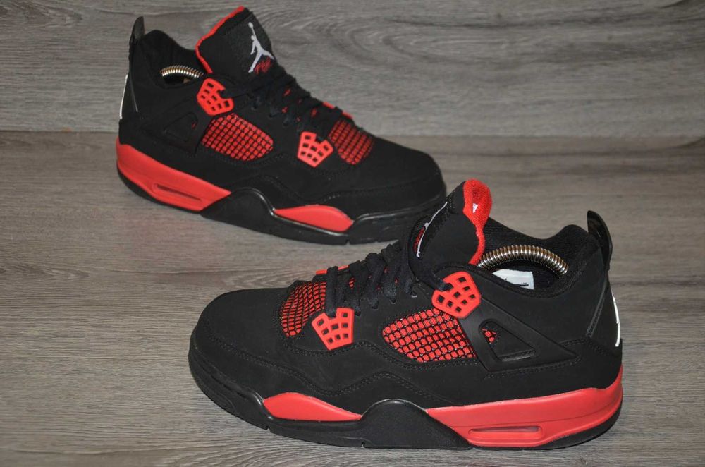 Продам кросівки Фірма Jordan 4 Retro.
