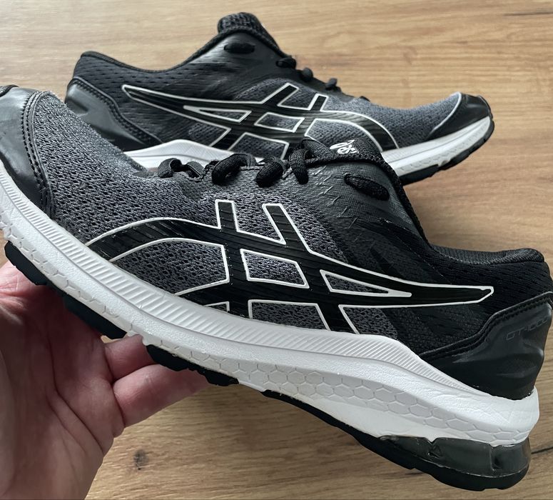 Buty sportowe ASICS GT-1000 10 w kolorze czarno-szarym.