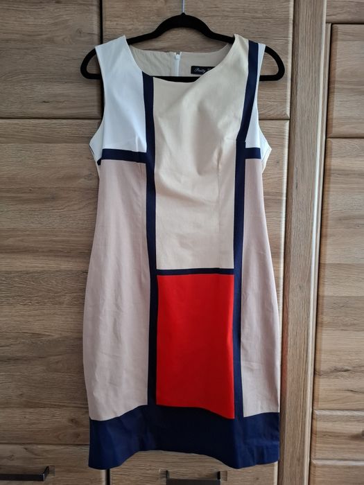 21. Sukienka o kroju etui, w stylu color-blocking