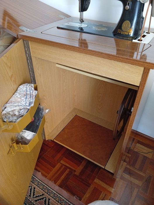 Maquina de costura com móvel
