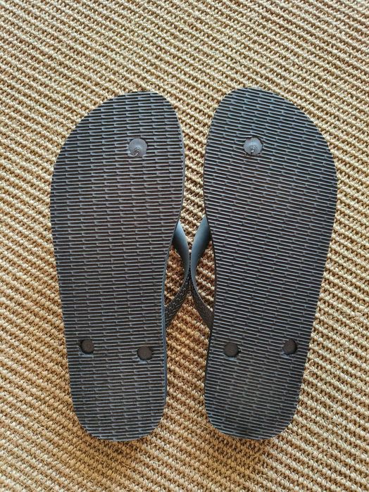 Havaianas Pretas com riscas cinza
