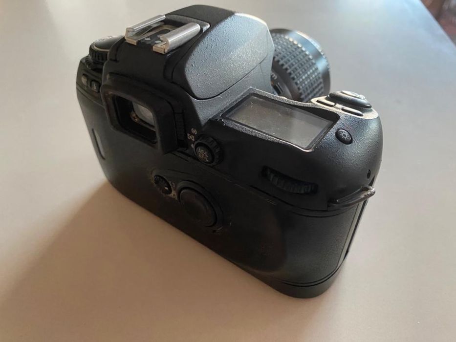 Câmara fotográfica Nikon F80 + lente