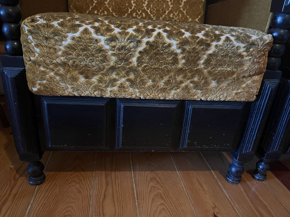 Dois sofas vintage, de madeira e veludo