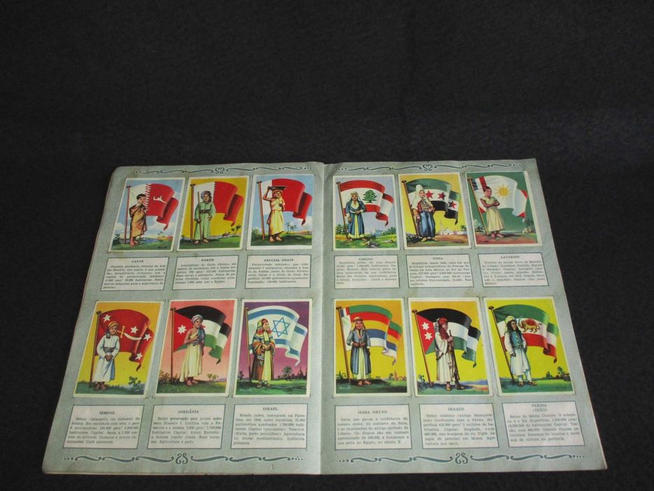 Caderneta ​Completa de Cromos Bandeiras do Universo​ 1957