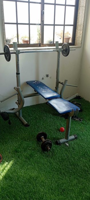 Um mini ginásio com tudo