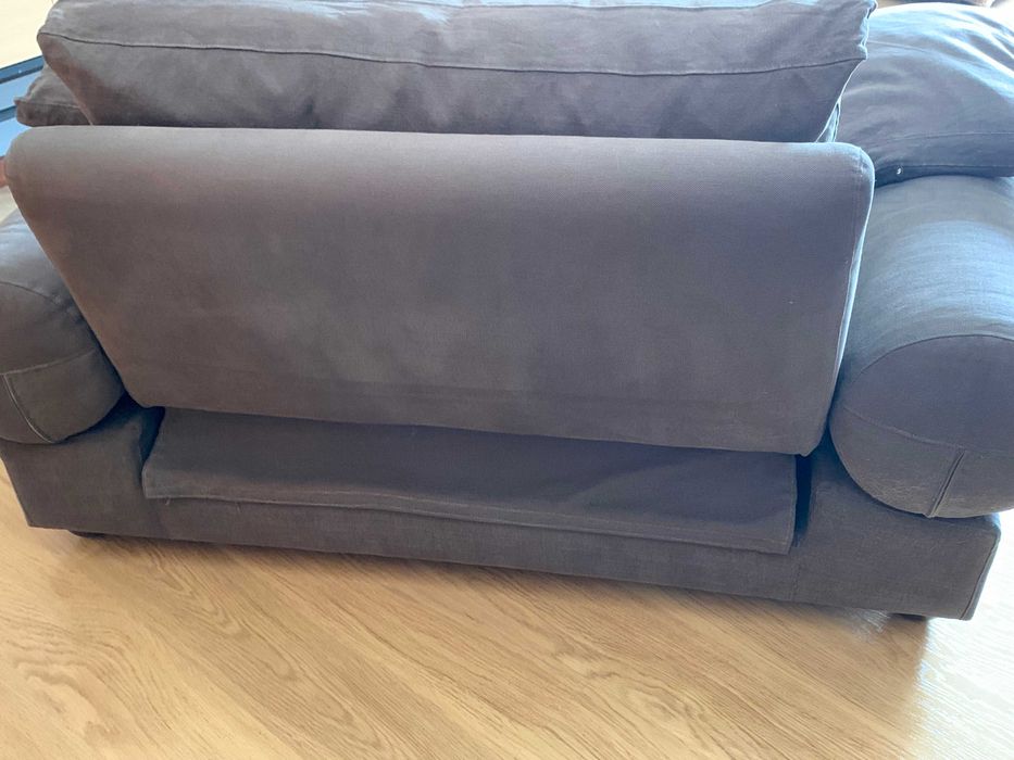 Poltrona, sofá de corpo e meio com pousa pés.