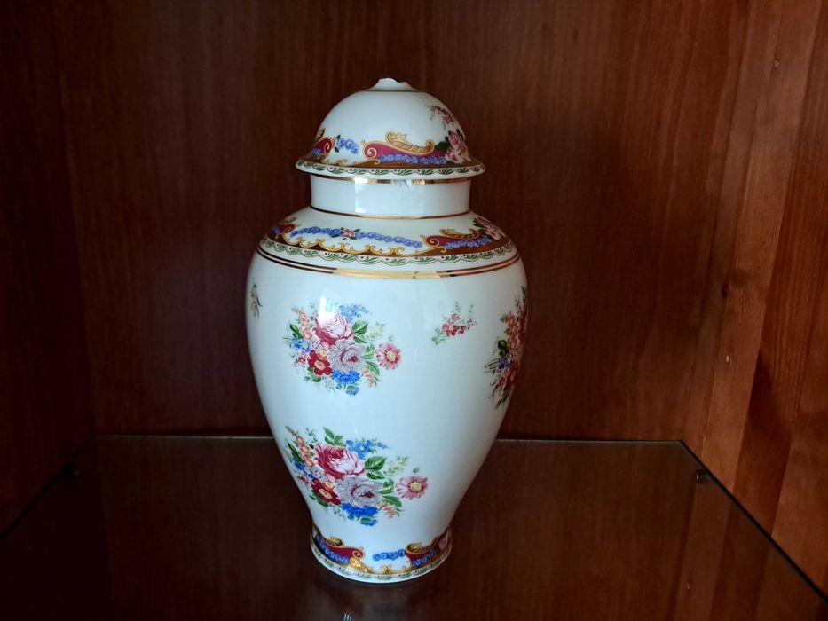 Várias peças em porcelana portuguesa e limoges