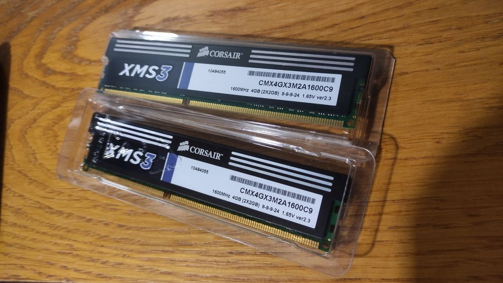 4GB RAM DDR3 (2x2GB) - Corsair XMS364586474976257122