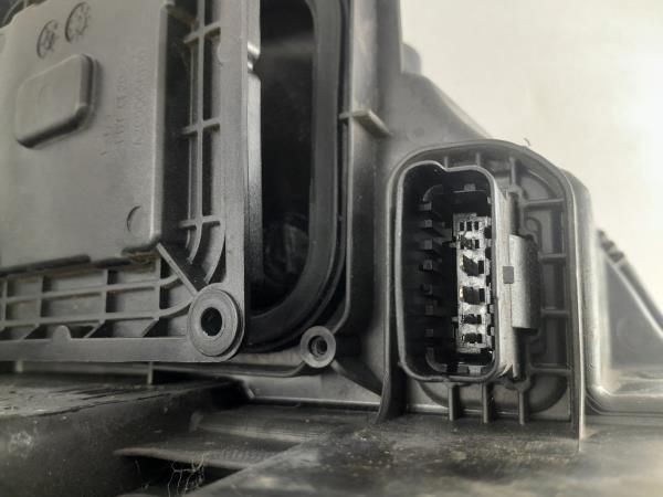 Ótica / farol direita RENAULT Megane IV (B9A/M_)