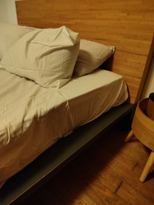 Cama usada 200x140cm com cabeceira em madeira