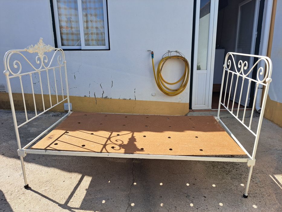 Cama de ferro antiga