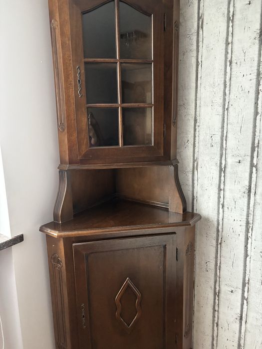 Stylowa narożna witryna