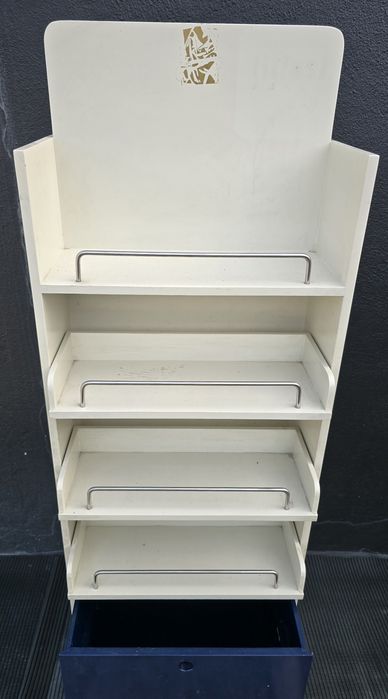 Móvel para exposição de boxers