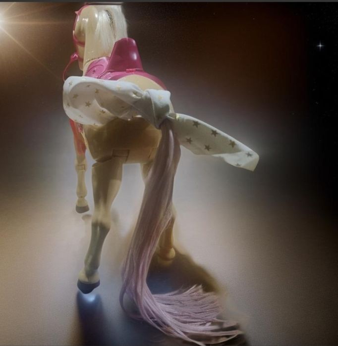 Chodzący koń barbie