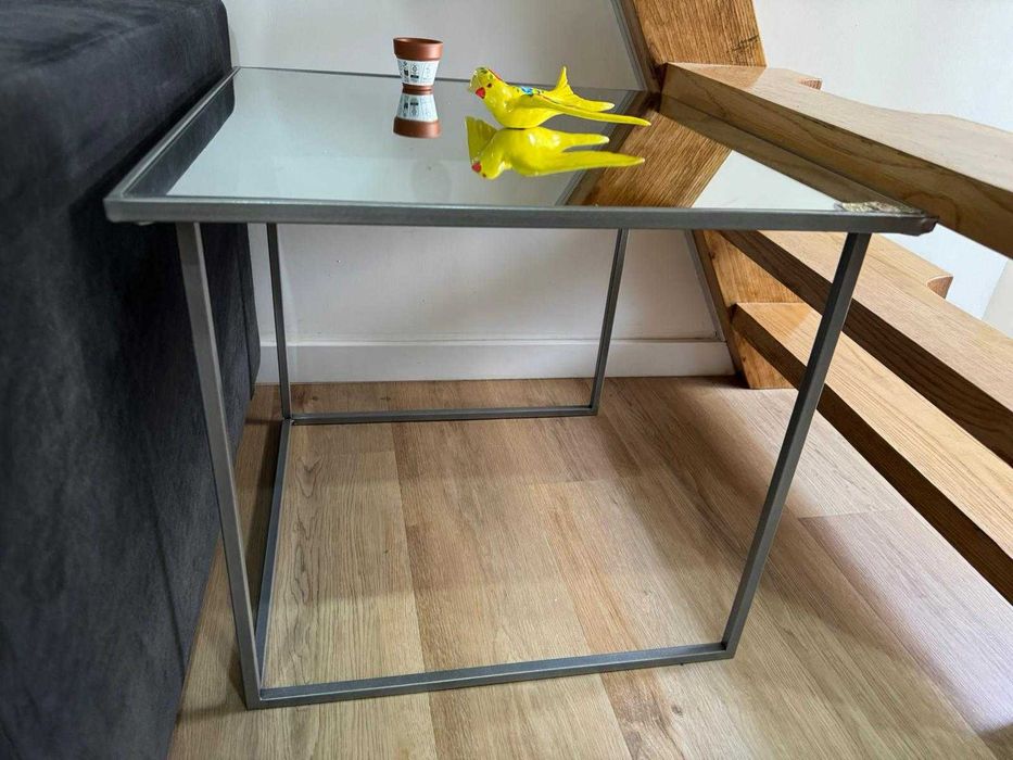 Mesa pequena de sala / sofá de metal e base espelho de vidro. Tampo 55 cm e altura 50 cm