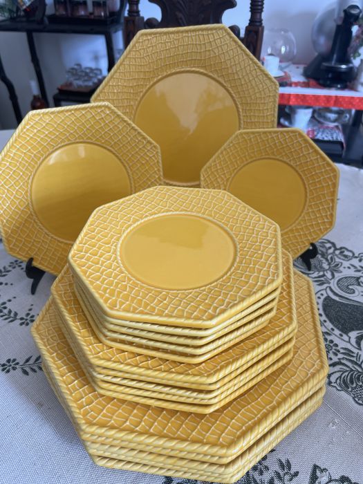 Conjunto de Pratos Bordallo Pinheiro – Amarelo (Coleção Oitavada)