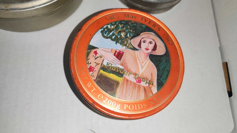 Dwie metalowe state puszki retro