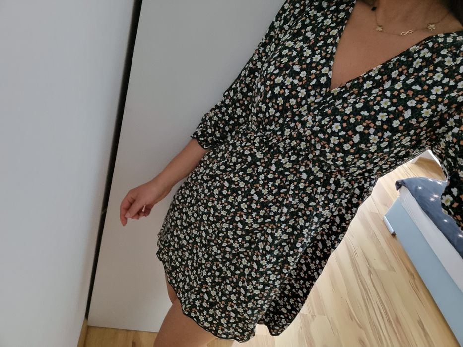 Krótka sukienka w kwiatki z dekoltem r. S/M