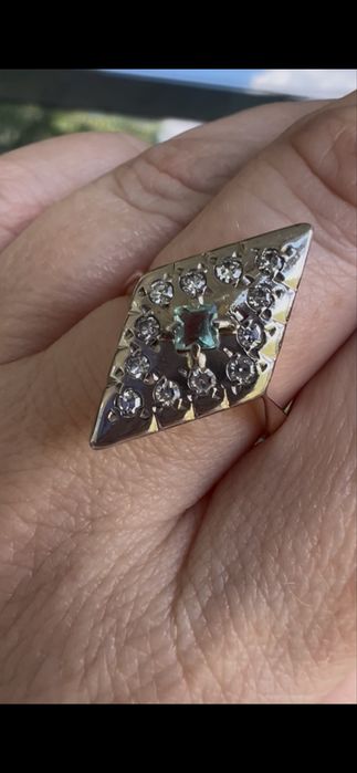 Золотое кольцо 583 пр.с бриллиантами и уральским изумрудом