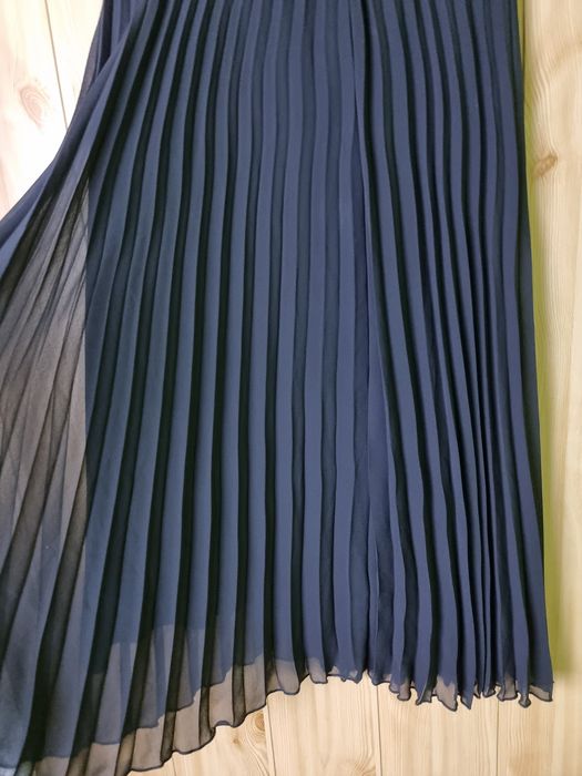 Czarna spódnica plisowana; na podszewce; krój litera A
Primark rozmiar