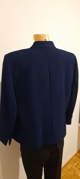 Granatowy zakiet krotki