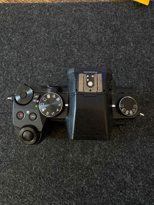 Câmara Panasonic Lumix G85/G80 (corpo + acessórios)