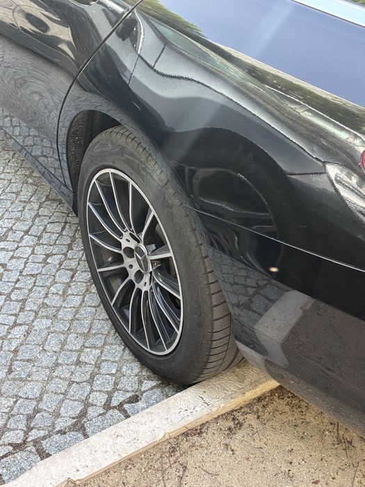 Mercedes-Benz Classe C, cor preta, com motor 220d (2.1 diesel, 2143cc, 170cv)