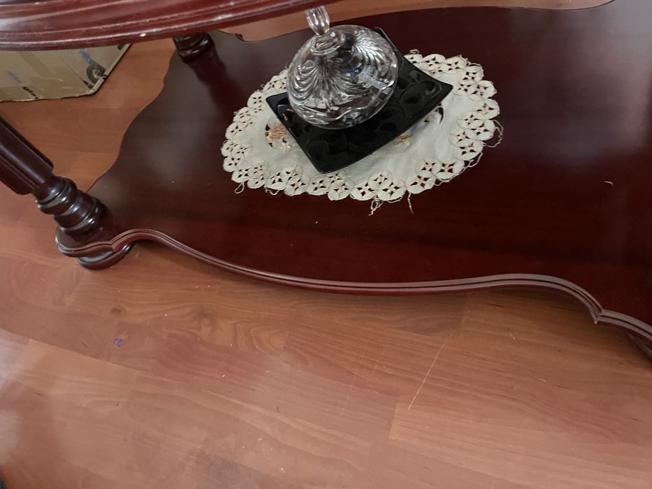 Mesa de centro clássica em madeira e mármore 90cm x 62cm