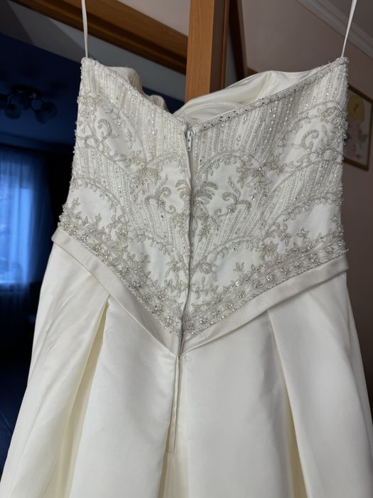 Весільна сукня з шлейфом , розмір м