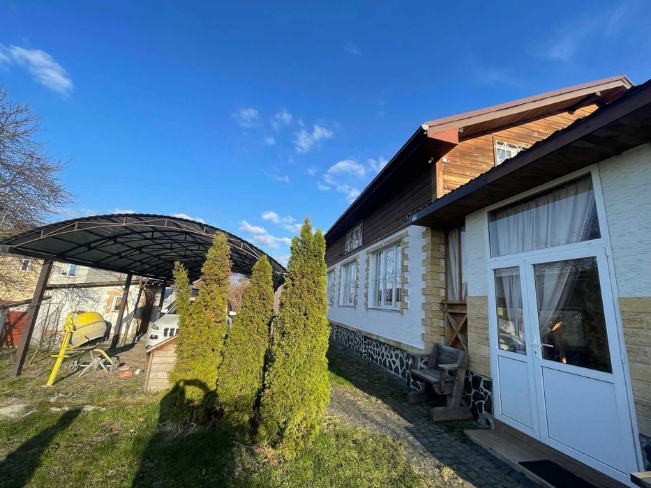 Буча продаж двоповерхового будинку з гостьовим