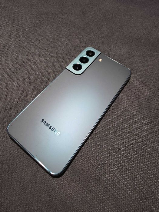 Idealny Samsung Galaxy S22 z pudełkiem i ładowarką