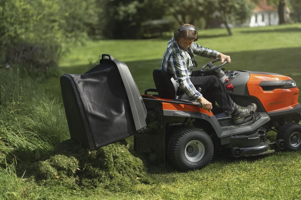 Traktor ogrodowy Husqvarna TC 220T – 108 cm, hydrostat, kosz, tempomat, silnik 708 cm³ Raty 0%