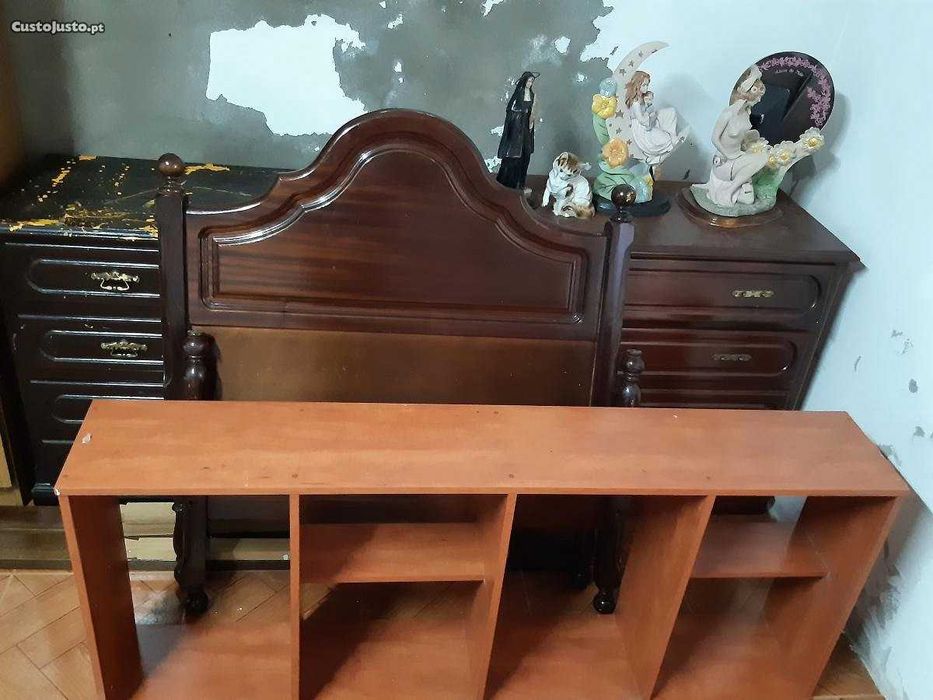 2 cômodas, 1 cama de solteiro com colchão, 2 móveis, e 1 sofá.