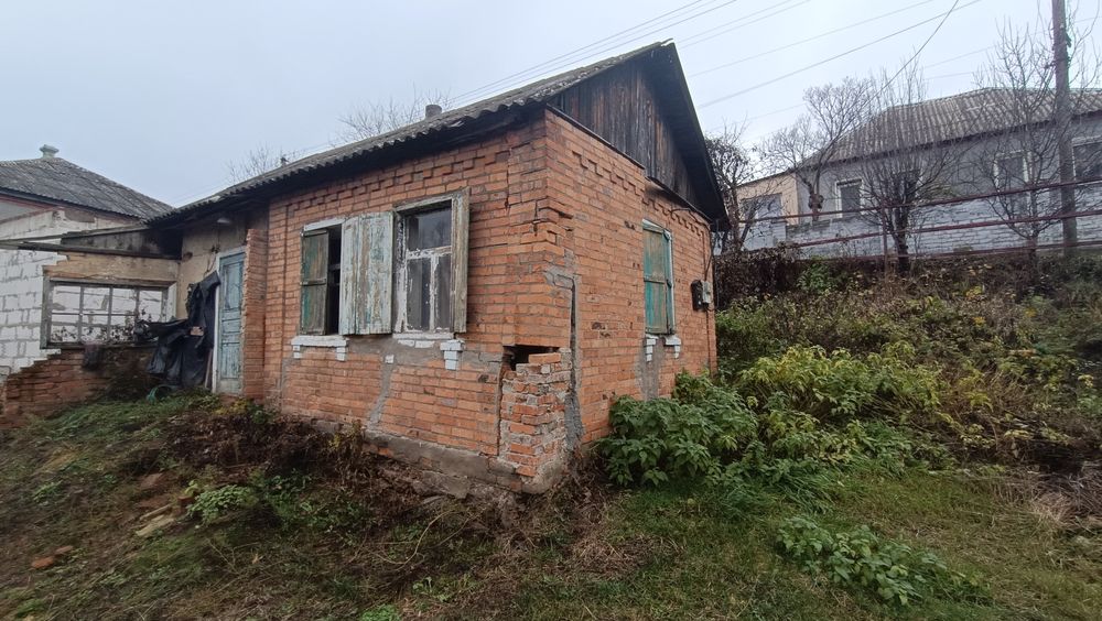 Продаж будинку з гаражем із земельною ділянкою поруч центру міста