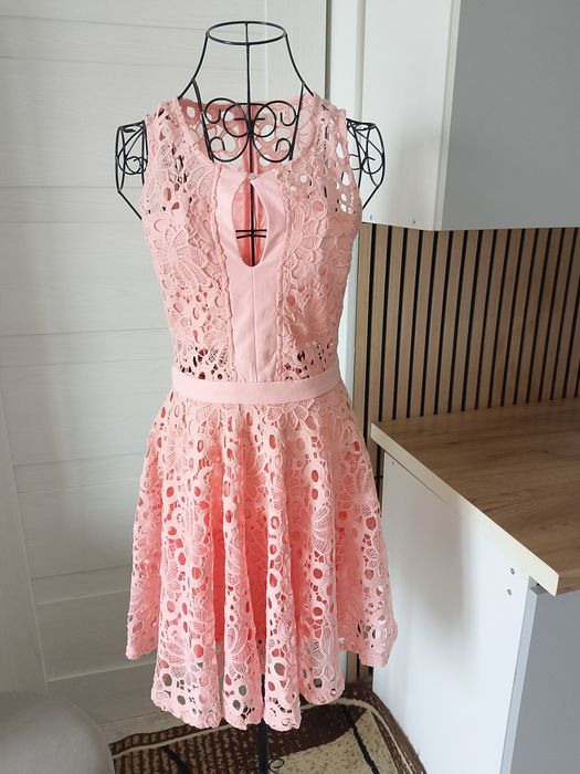 Pudrowo-różowa koronkowa sukienka , rozkloszowana S 36