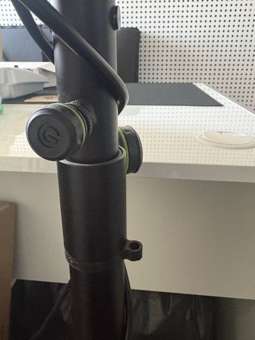 Statywy Gravity pod monitory studyjne