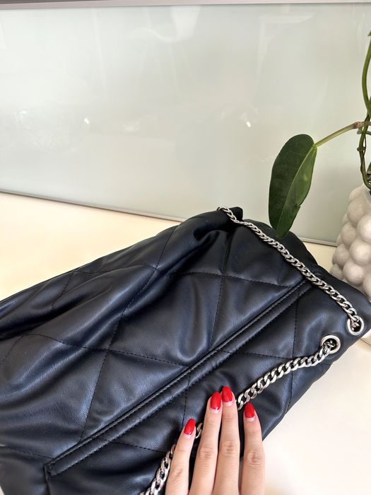 czarna pikowana torebka